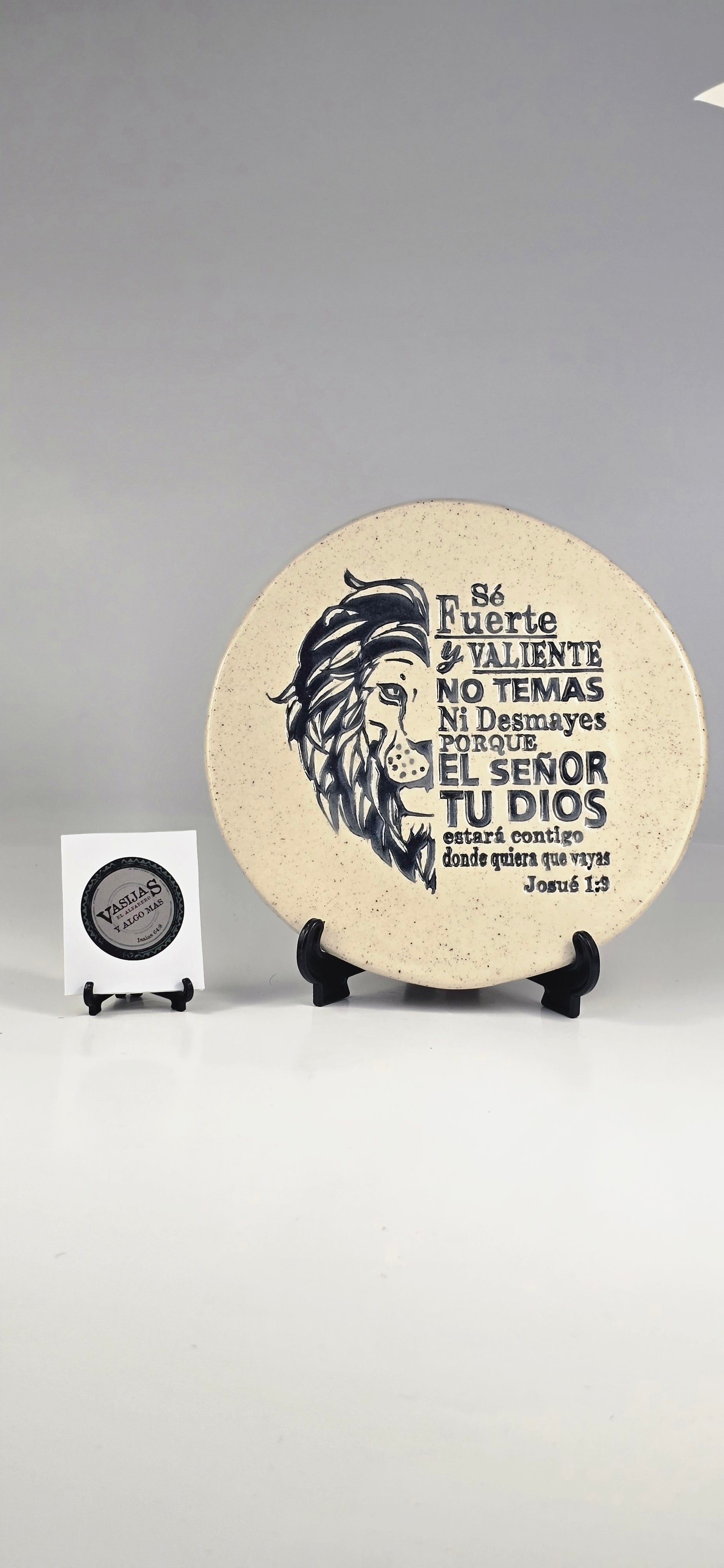 Plato de Barro Artesanal “Sé fuerte y valiente, no temas / Josué 1:9